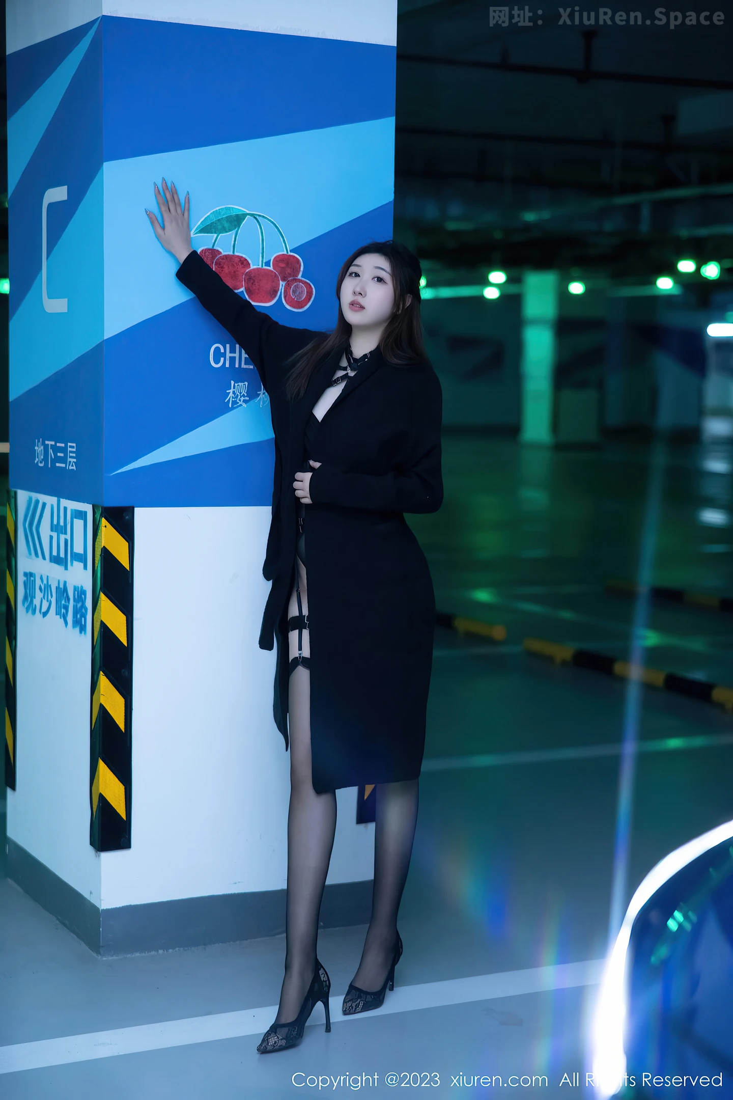 图片[5]-[XiuRen秀人网]2023.04.27 VOL.6650 江真真 黑色风衣与连体透视内衣加黑丝美腿性感私房写真集-秀人网官方网站